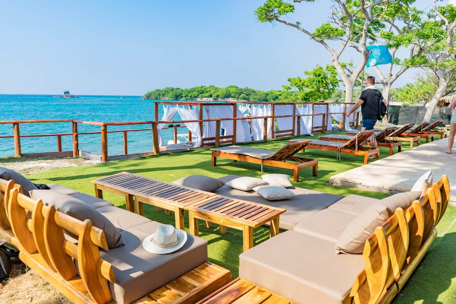 Cartagena: Rosario Islands Daypass Ibbiza Island Beach Club - Lunch at the club: 7 options, drink pairings, and timing reality