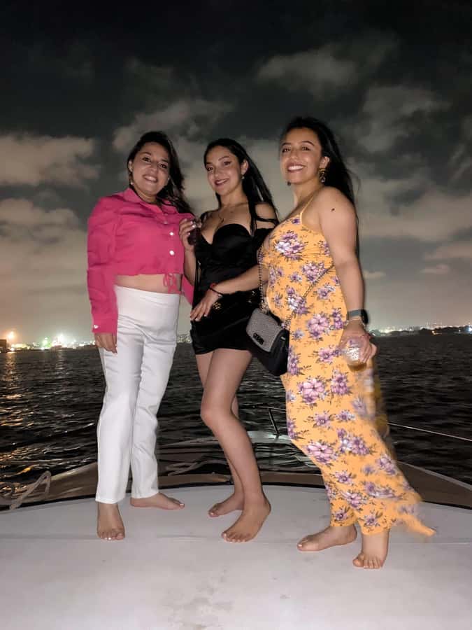 Cartagena: Speed Boat Party on the Bay with open bar - What happens on the boat: socializing with tourists and locals