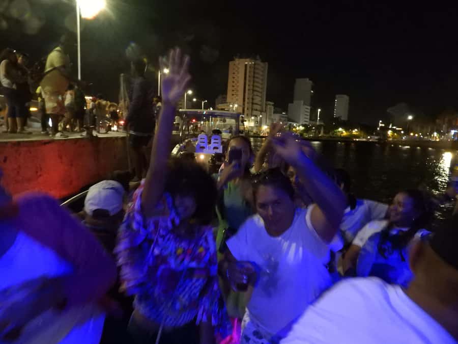 Cartagena: Sunset baytour with Dj, drinks and disco - DJ, drinks, and the entertainer who keeps the group comfortable