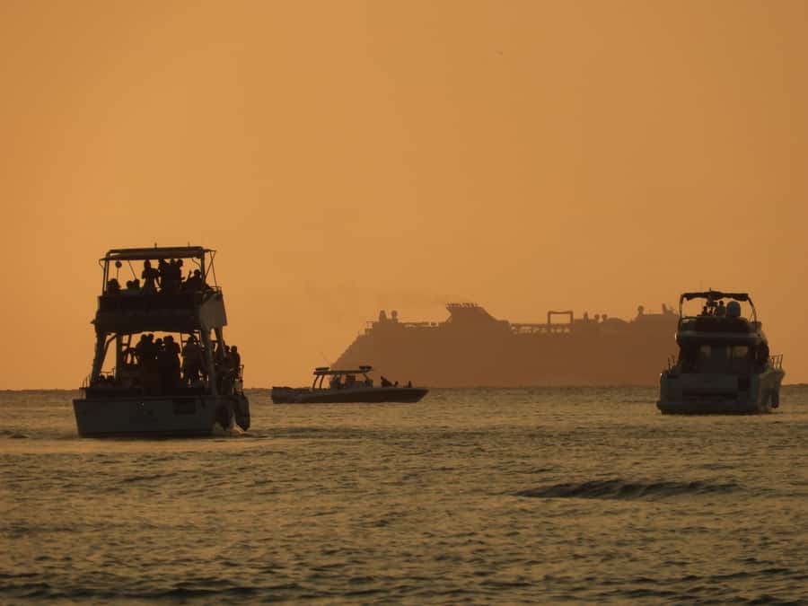 Cartagena: Sunset baytour with Dj, drinks and disco - On foot time in Calle Adentro and the dance-show vibe