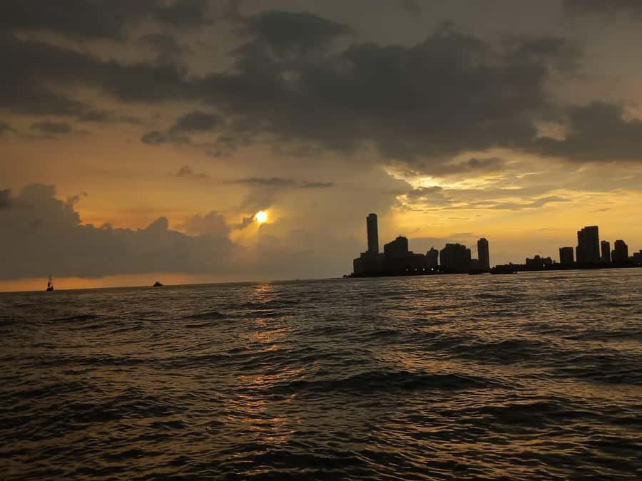 Cartagena: Sunset in boat in the bay with music and liquor - Onboard Social Scene: Good for Couples, Friends, and Families