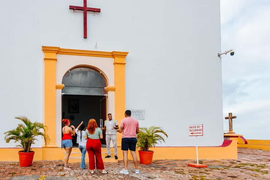 Cartagena: Tour the emblematic Cerro de la Popa - The ride up and the first look at Cartagena