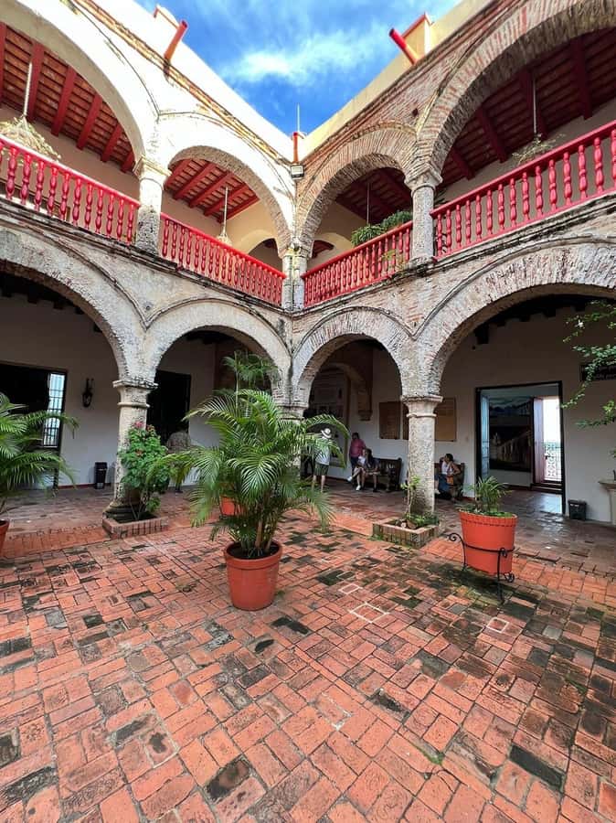 Cartagena: Tour the emblematic Cerro de la Popa - Guide quality, bilingual service, and what to listen for