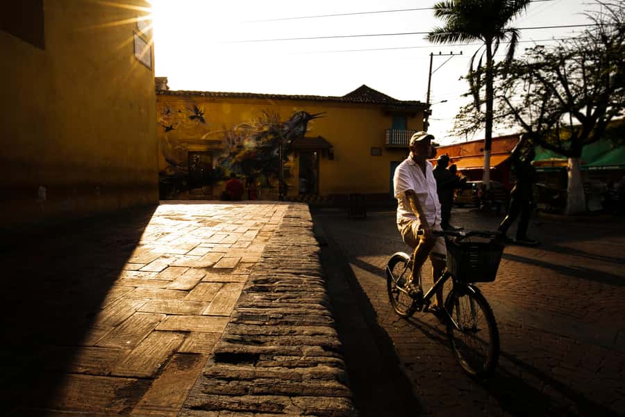Cartagena: Walled City Walking Tour - Plaza Santo Domingo, the alley of the stirrups, and Santo Domingo baluarte