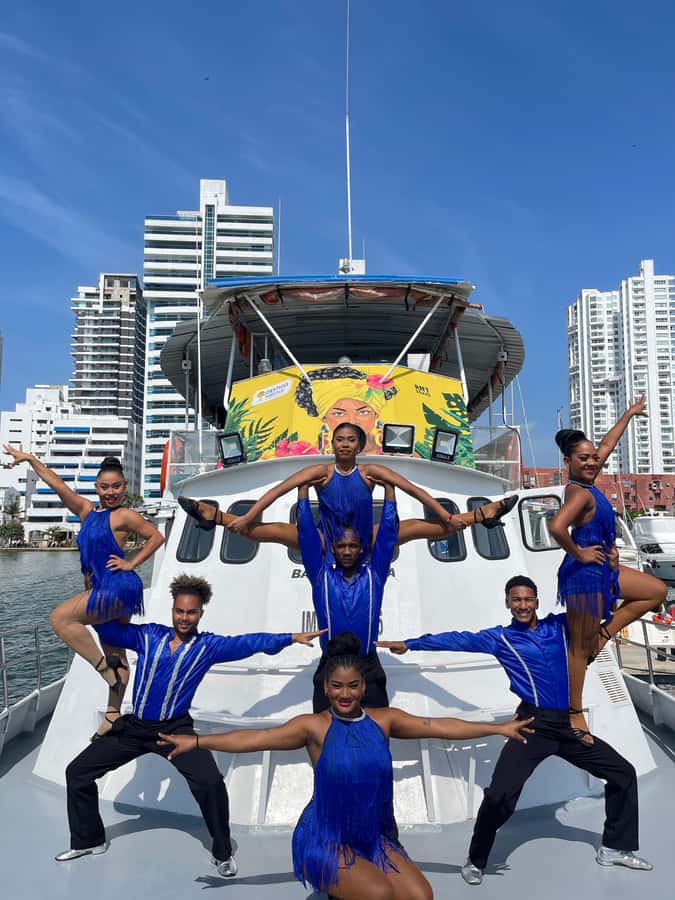 Cartagena: White Night Boat Tour with Dinner and Open Bar - Welcome cocktail, open bar rules, and what you will actually drink