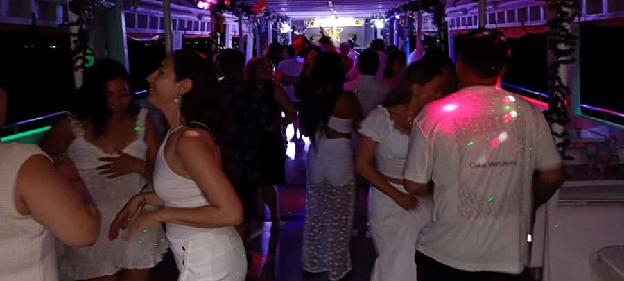 Cartagena: White Night Boat Tour with Dinner and Open Bar - Dinner layout: two proteins, sides, dessert, and your included drink