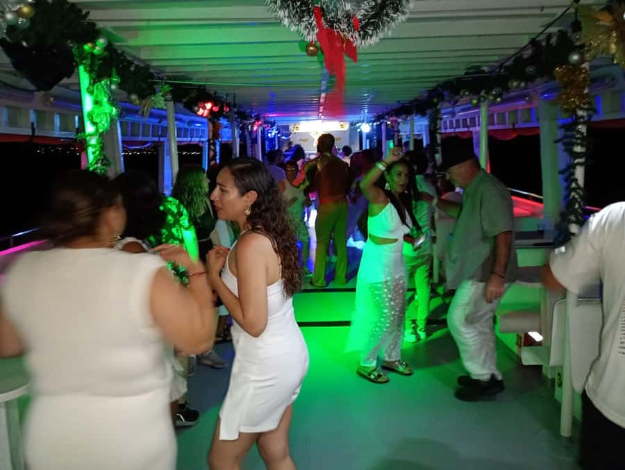 Cartagena: White Night Boat Tour with Dinner and Open Bar - The White Night themed entertainment: dancers, live music, and DJ energy
