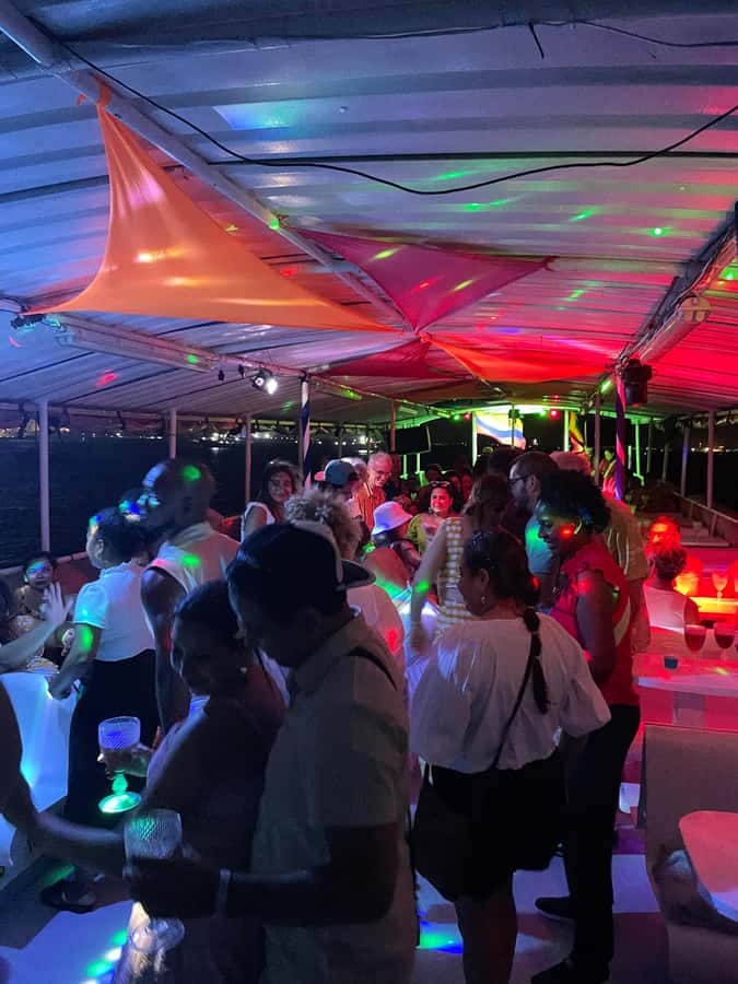 Cartagena: White Night Boat Tour with Dinner and Open Bar - Checking in at Muelle de la Bodeguita (and the cash-only door fee)