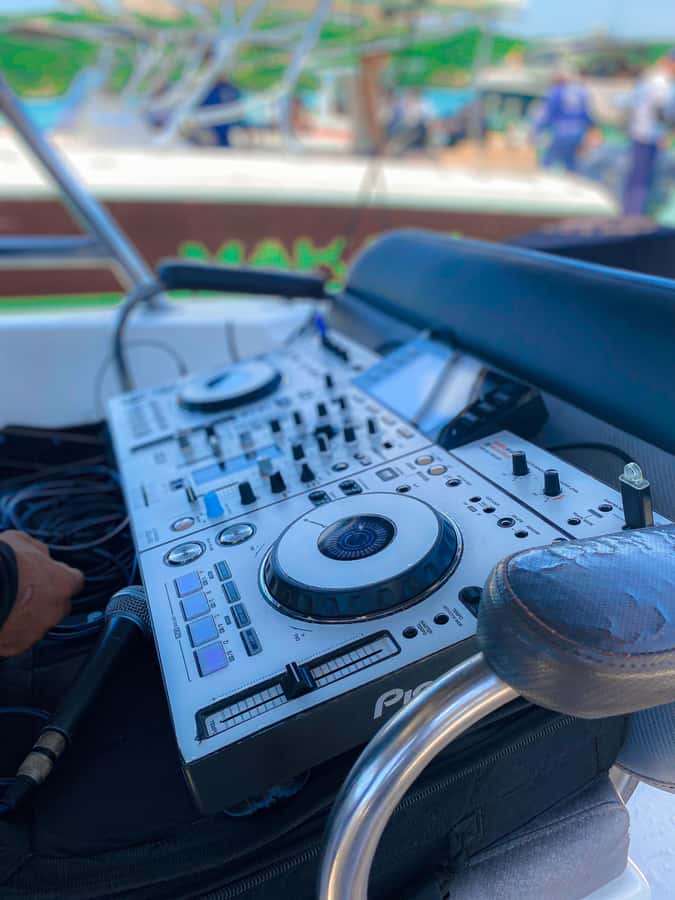 Cholon Forever Boat Party - Drinks and swim time: how to pace the day
