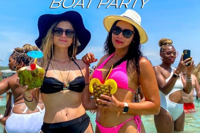 Cholon The party island, with DJ on board - Cholón on a weekend: DJ energy, dance show, and vendor reality