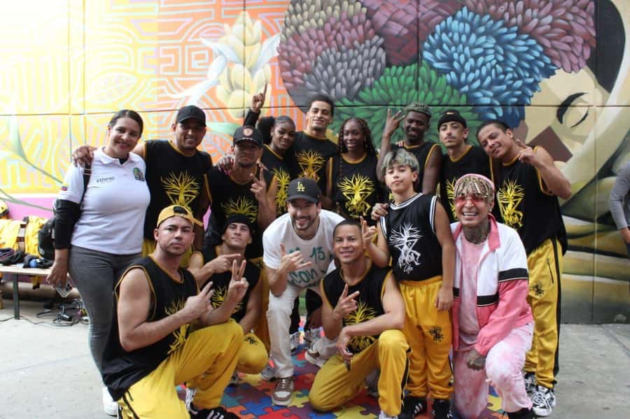 Complete Tour in Comuna 13: Graffiti, History and Street Delights - Entering Comuna 13’s Transformation Story, From Danger to Art