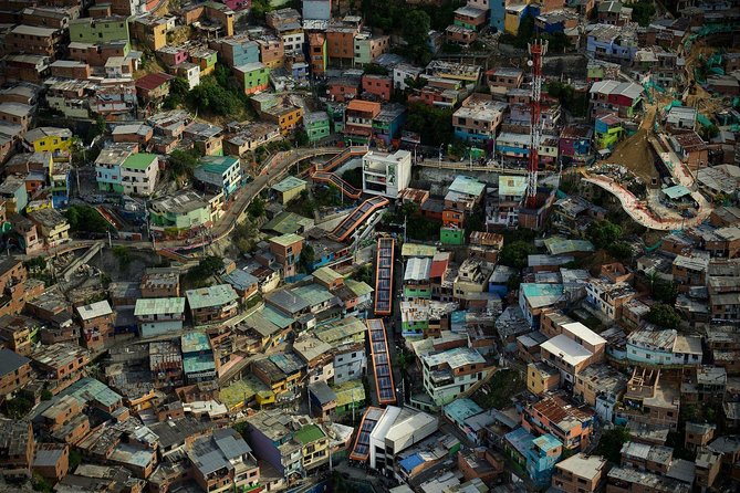 Comuna 13 & Downtown: From violence to innovation - Graffitour Comuna 13: street art, then a real gallery feel