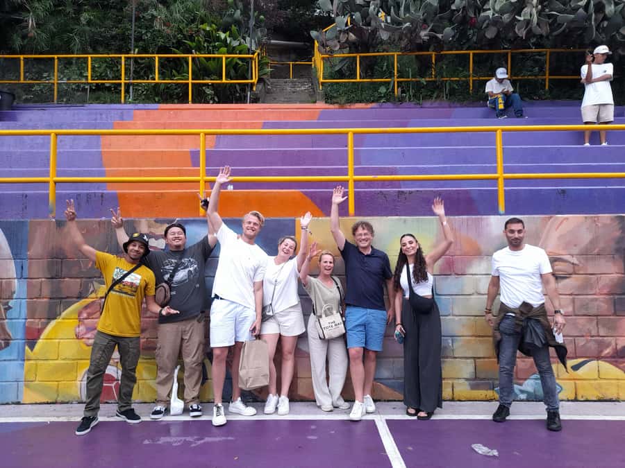 Comuna 13: Graffiti tour & Street Food/drink with telesferic - Cable car to Comuna 13: the views that change your perspective