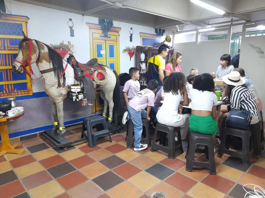 Comuna 13: Graffiti tour & Street Food/drink with telesferic - Street food and the dance show: culture with energy, not a sales pitch