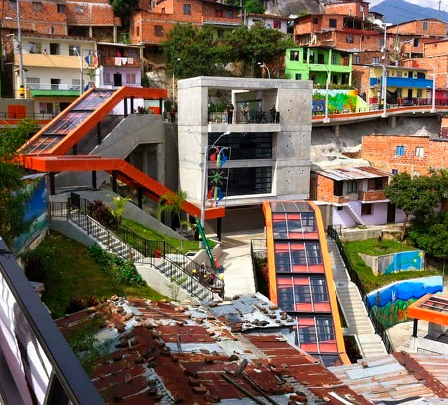 Comuna 13: Graffiti Tour with Tasting, Live Show, & Gallery - The Live Dance and Singing Part, Where the Tour Becomes an Event