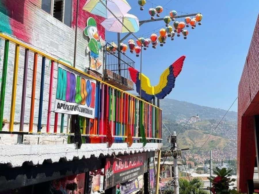 Comuna 13: Recorrido de Arte Urbano, Cultura y Resiliencia - The escalators and viaduct route, where the views do the teaching