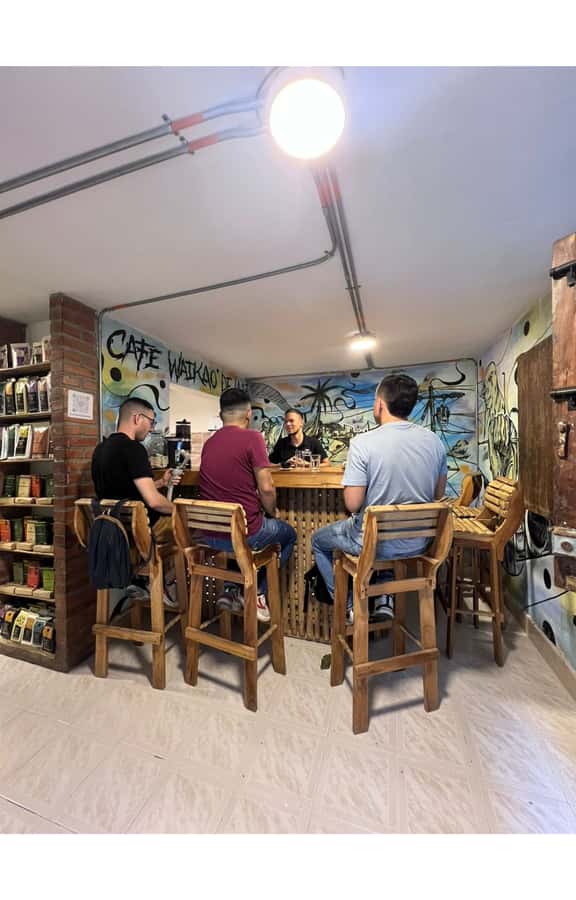 Comuna 13: Recorrido de Arte Urbano, Cultura y Resiliencia - Shopping in the arts and crafts market, how to do it without regret