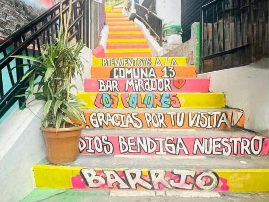 Comuna 13: Recorrido de Arte Urbano, Cultura y Resiliencia - Getting started at Viajeros MAC, then easing into the day