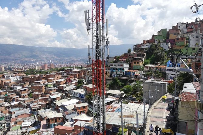 Comuna 13 tour and cable car - Stop 3: The graffiti tour where meaning beats just pictures