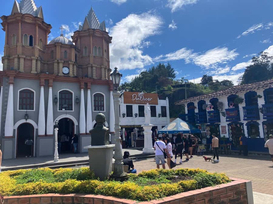 From Medellín: Guatape Private Tour, El Peñol, Boat Ride - Guatapé Lake luxury boat ride: a beautiful pause with one real catch