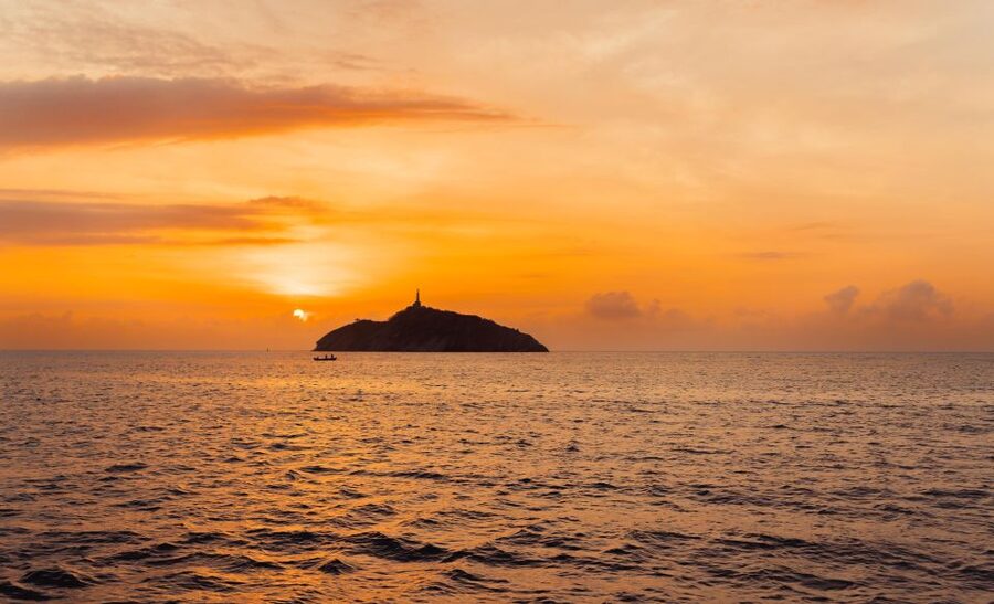 From Santa Marta: Sunset Sailboat Tour with 2 Beverages - Two beverages, marina rules, and how to avoid a thirsty start