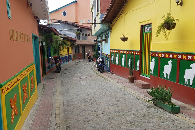Full Day Private Tour to Guatapé and El Peñol - A note on getting the most from your guide
