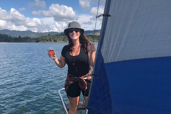 Go Sailing Guatape - Captain René and the sailing part: calm dock work and real instruction