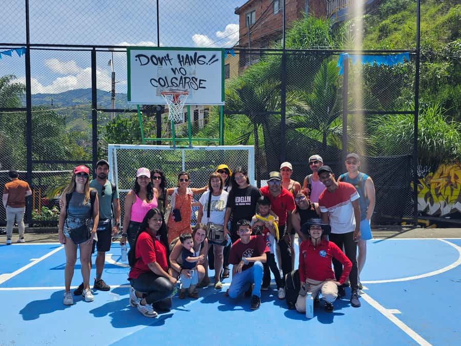 Graffiti Tour comuna 13 and cable car (made by local guides) - Escalators, Casa 3D or Casa Neon, and Medellín views