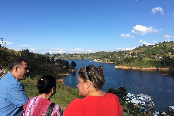 Guatape and Peñol Rock Full-Day Tour - Laguna de Guatapé: Pueblo de los Zócalos and Lake-First Views
