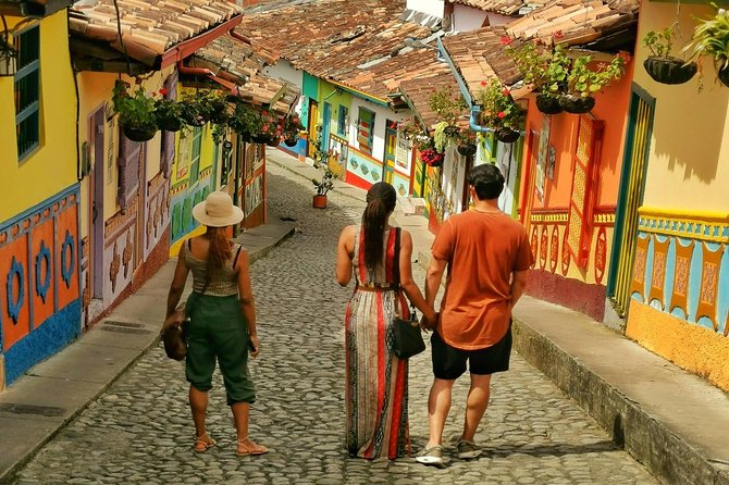 Guatape & Horse Ride & El Peñol Rock & Quaint Town From Medellin - Who should book this Guatapé with horseback riding
