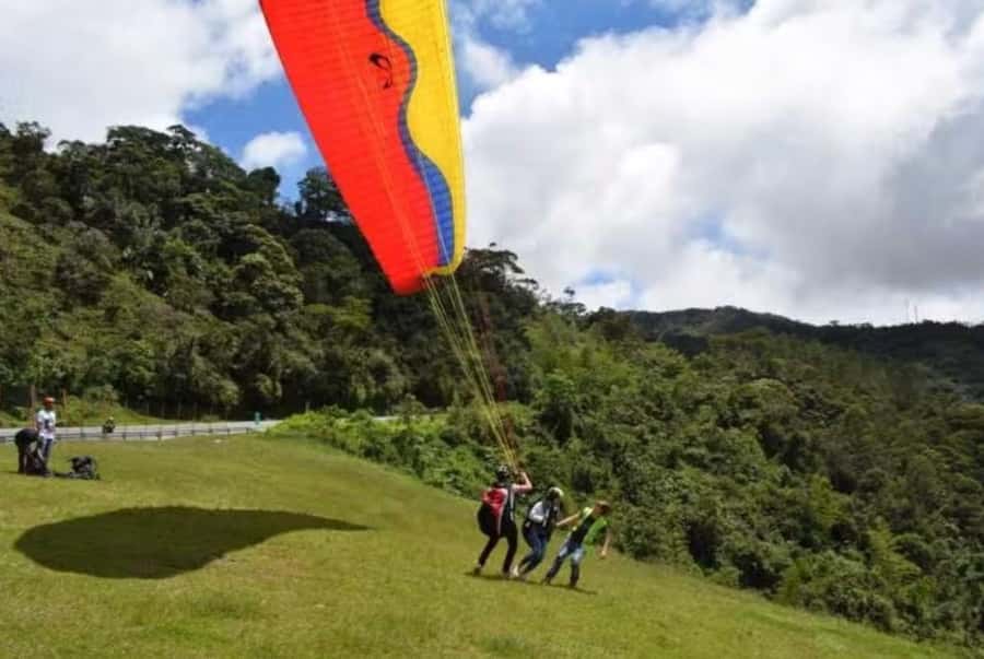 Guatape: Paragliding Experience - Getting to Cl. 32 in Guatapé, then into the sky