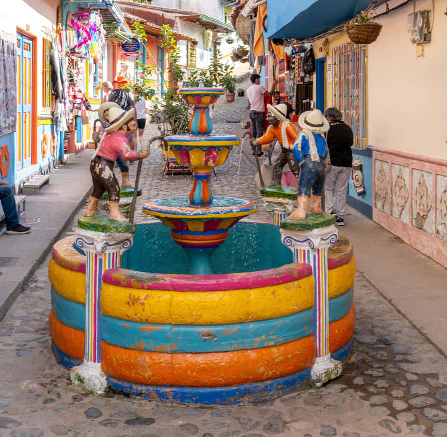 Guatapé Tour by Chiva + Visit to Pablo Escobar's Hacienda - Boat ride to the reservoir area: wind in your hair, real movement, real photos