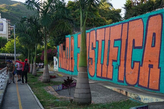 Historical Shared Tour Salsa, Graffiti & Resistance in Cali - Stop 5: Edificio Boulevard del Río Emcali, city view and river context