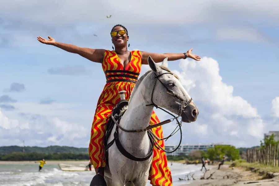 HORSE TOUR IN CARTAGENA BEACH - Meet Alfonso (or the guide team) and set your riding pace