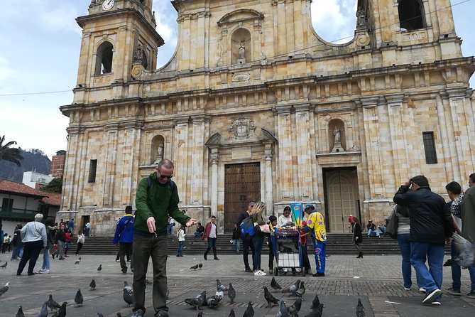 La Candelaria, Mount Monserrate and Museo del Oro in One Day in Bogota - La Concordia Market Square: Juice, Local Products, and a Breather
