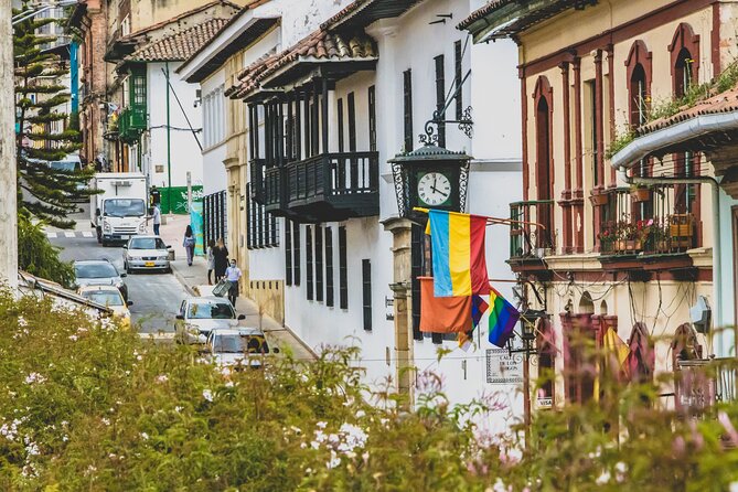 La Candelaria Private Tour Bogotá + Local Lunch + 2 Museums (6 Hrs.) - The comfort upgrade: private vehicle and only your group