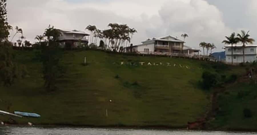 Luxury boat ride - Guatapé - The 14 historical places explained while you cruise