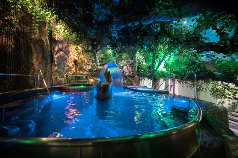 MedelIín: Full Body Massage and Water Therapy Experience - First stop: Clínica Antienvejecimiento check-in in Medellín
