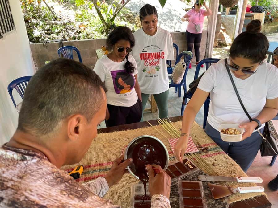 Medellín: Chocolate Tour & Exfoliation in beautiful river - Breakfast and Lunch on the Farm: Eating Like You Belong There