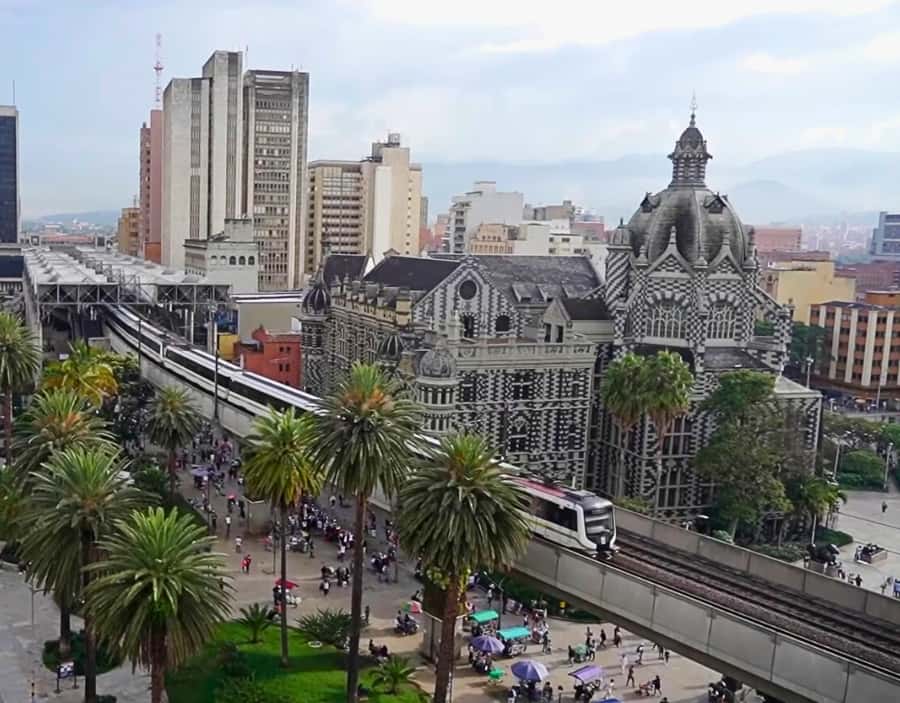 Medellín City Tour and Comuna 13 Experience - Parque de los Pies Descalzos and Plaza Botero, guided stops that add meaning