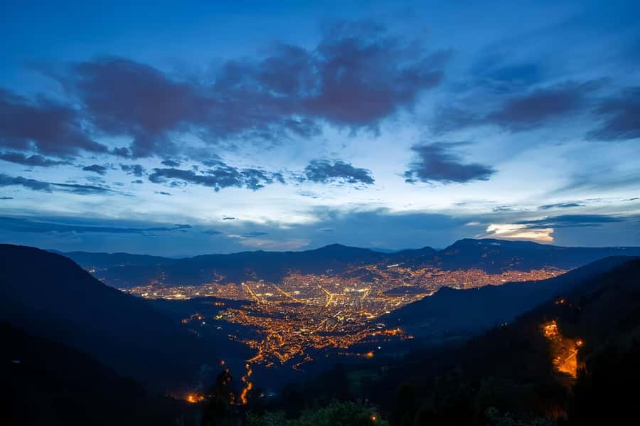 MEDELLIN: CITY TOUR CITY NIGHT TOUR + OPEN BAR - Barefoot Park to Parque del Río: Getting Oriented While It’s Lit Up