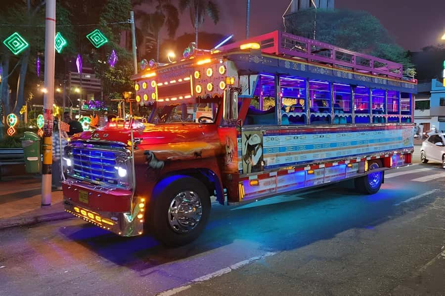 MEDELLIN: CITY TOUR CITY NIGHT TOUR + OPEN BAR - Poblado Park and Parque Lleras: The Nightlife Center You Actually Want