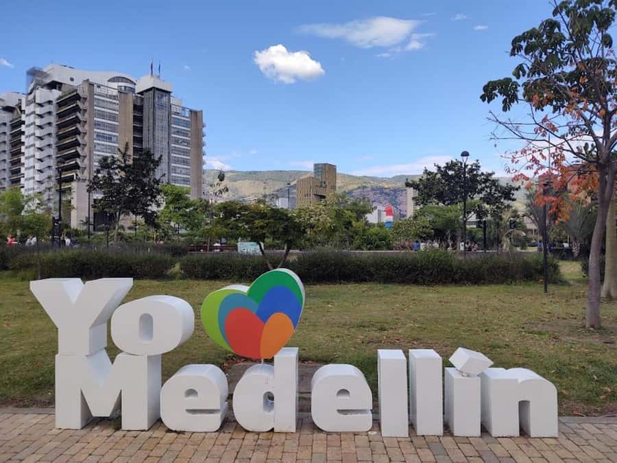MEDELLIN: CITY TOUR MEDELLIN + GRAFFITOUR COMUNA 13 - Plaza Botero: easy art, big personality, and great timing