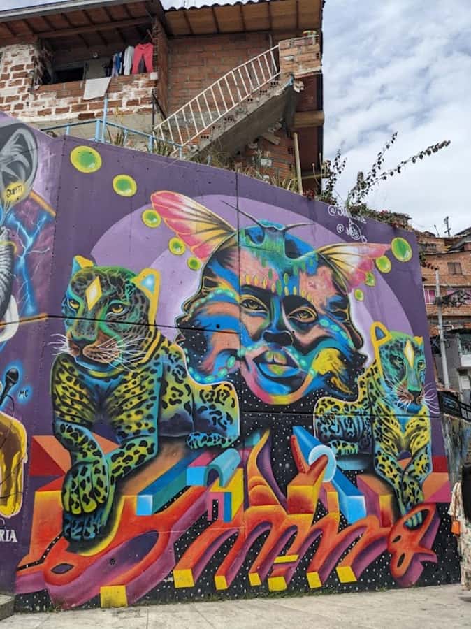 MEDELLIN: CITY TOUR MEDELLIN + GRAFFITOUR COMUNA 13 - Starting Point Game Plan: where to meet and why it affects timing