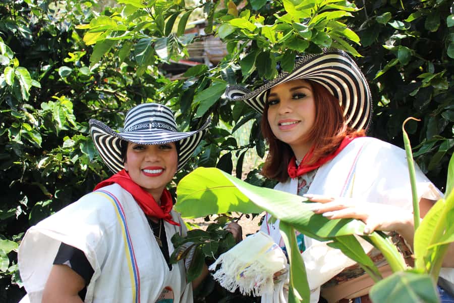 Medellin: Coffee Tour with Hotel Transfers and Meals - Arrival at Finca La Arrinconada, plus the traditional outfit moment