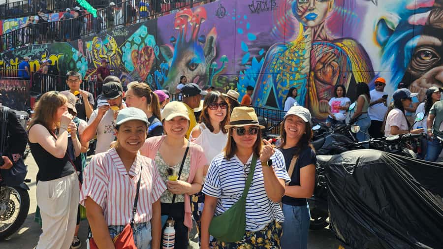 Medellín: Comuna 13 and Graffiti Guided Tour with a Local - Why Comuna 13 feels different from a standard mural walk