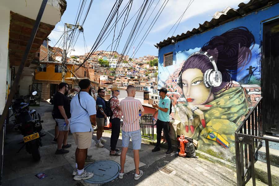 Medellín: Comuna 13 and Graffiti Guided Tour with a Local - Galleries, a self-guided art stretch, and why you get some “free eyes”