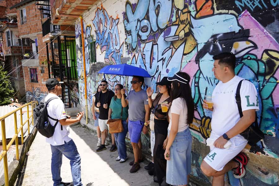 Medellín: Comuna 13 and Graffiti Guided Tour with a Local - Scenic viewpoints and the bar with a view: where the city opens up