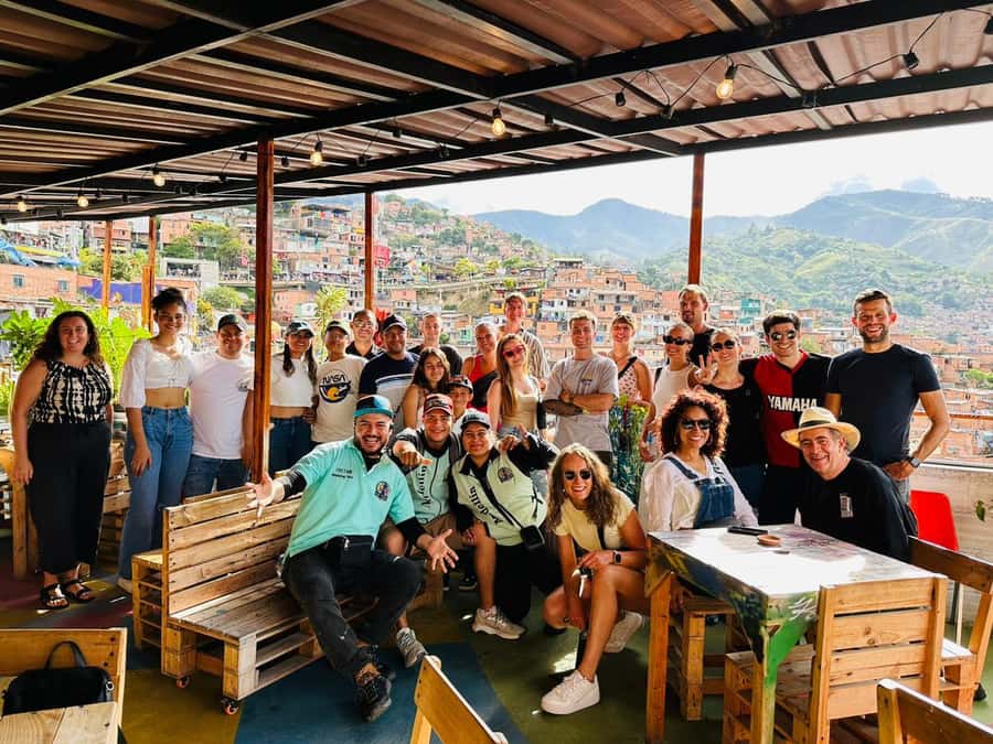 Medellín: Comuna 13 and Graffiti Guided Tour with a Local - San Javier meetup: getting there without stress
