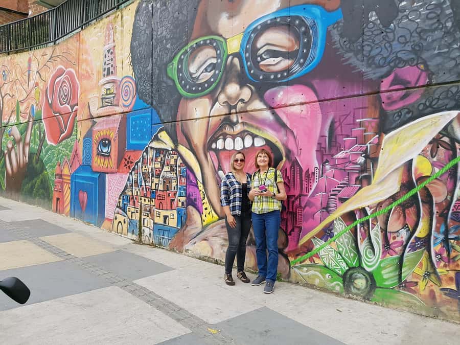 Medellín: Comuna 13, Cable Cars and Botero Statues Tour - Private 4-hour mix of Botero, cable cars, and Comuna 13